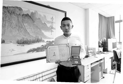 见义勇为的健身教练小周（另外两位英雄不愿露面）.jpg