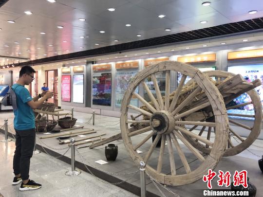民勤人接力治沙筑绿3.jpg