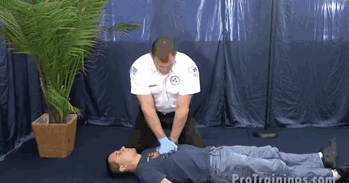 全世界都在关注心肺复苏5.gif