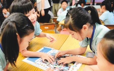 香港小学生在课堂参与活动。.jpg