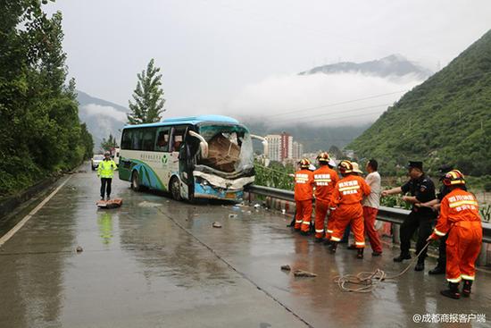 巨石砸中大巴驾驶室2.jpg