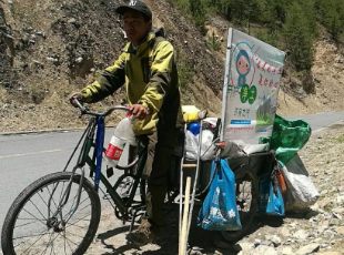 90后小伙徒步川藏线捡垃圾10.jpg