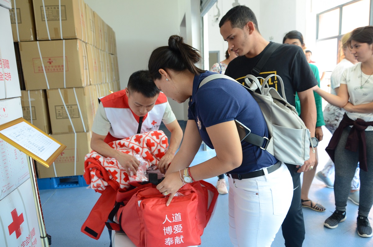 巴拿马研修班一行走进贵州省红十字会备灾救灾仓库了解应急救灾物资储备情况.JPG