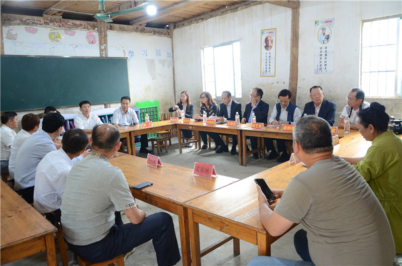 （第三张）活动组一行就九曰小学新建教学楼的选址与规划建设等情况进行充分交流.jpg