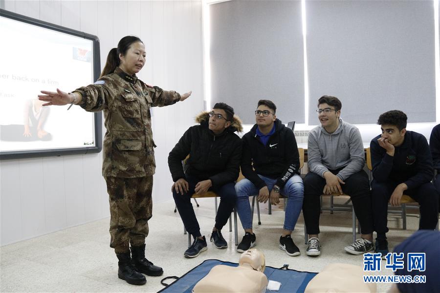 （国际·图文互动）（1）急救技能显身手——记中国赴黎维和官兵教授当地学生急救知识