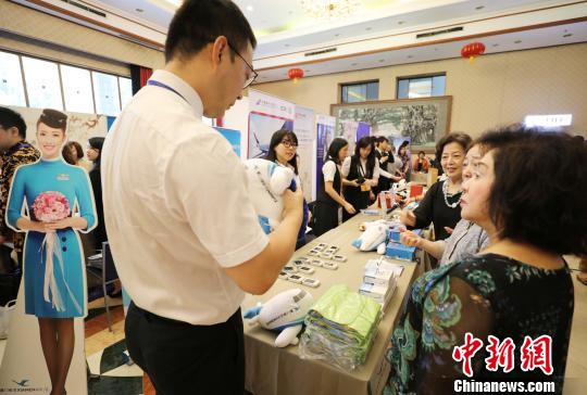 图为厦门航空展示的优势服务引起来宾浓厚兴趣。　林永传 摄