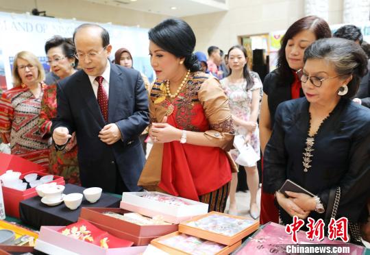 图为肖千向来宾介绍中国特色产品。　林永传 摄