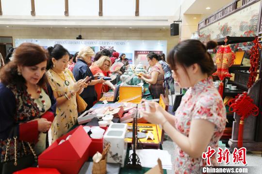 图为中国特色产品引起各国来宾浓厚兴趣。　林永传 摄