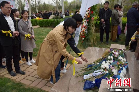 悼念者为逝者送上鲜花寄托哀思与敬仰。　王院香 摄