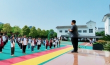 他带学生伸手触摸“彩虹”