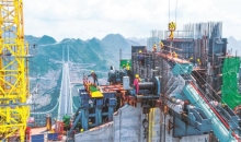 他们脚下悬空780米——世界第一高桥施工现场直击