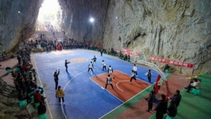 热爱可克万难——贵州村民集资在山洞建球场