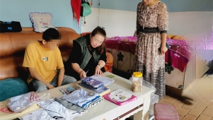 甘肃崇信县红十字会开展“爱心妈妈”结对关爱活动