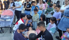 铜仁市、区红十字会走进中南门旅游景区开展应急救护普及宣传活动