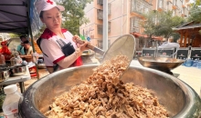 榕江洪水后，临时厨房一顿热饭暖了心