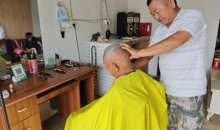 幸福社区里的“暖心剪”：一把剪刀剪出浓浓敬老情