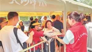 “小青爽”服务添温度暖人心 ——贵阳市避暑季志愿服务获游客点赞