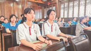 穿越烽火的“书灯” 照亮学子开学前夜 全省近2万所学校同上“开学第一课”