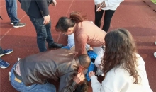 生死时速：高一学生操场心脏骤停，校医和这个“神器”救了他！