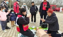不卖东西只教急救，20岁女孩摆摊3年免费教授300人