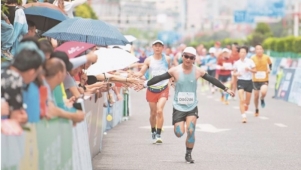 2024六盘水马拉松鸣枪开跑 在19℃的夏天感受360度的激情