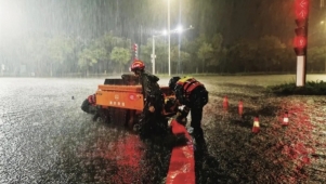 宁夏银川：凌晨1时40分，他们从积水中拖出第15台车