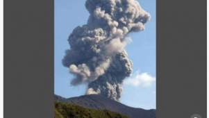 日本诹访之濑岛火山连喷10次！烟柱高达1500米