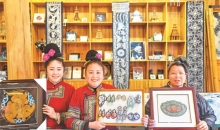把侗乡蜡染品牌做得更好——习近平总书记在肇兴侗寨侗乡特色产业基地考察回访记