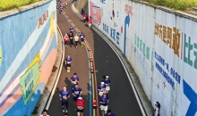 2025万峰林警察半程马拉松赛健康跑：警民欢乐同跑 传递“守护者”形象