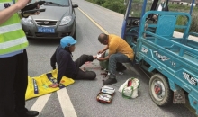 七次挺身 红十字救护师血泊中跪地救人