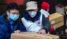 一个武汉红十字会志愿者的24小时：接线员、爱心司机和搬运工