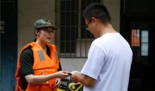 军医张璐明在抗洪一线践行“红十字”精神