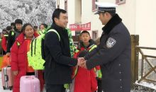 72名师生被困在2400米高的山村 交警除冰4小时伸援手