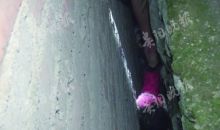女孩被卡墙缝 消防紧急救援