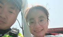 感动！河南女大学生旅游途中为执勤交警送饮料
