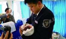 产妇列车上生产后流血不止 为救她 多趟列车让行