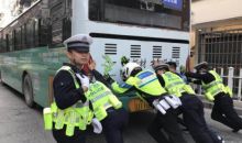 公交车路口抛锚 都匀交警变“推车工”