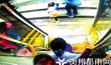 老奶奶腿脚不灵便 瘦弱女司机 背老人上下车