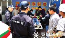 工人从脚手架上摔伤 民警紧急救助