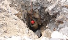 采石场工人跌入洞穴“无法自拔” 工友救援反被困