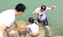 小女孩不慎失足落水 3名医生合力将她救起