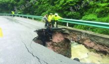 车在路上走路面突然塌 车载一家5口一头陷进河里