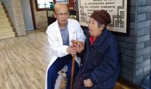 百岁老人寻诊百年石氏群康堂