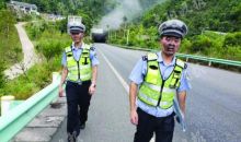客车起火 交警火海救人成“花脸猫” 刷爆朋友圈