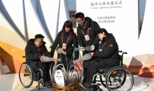 冬残奥会圣火采集人夏虹：双袖空荡，脚下“生花”