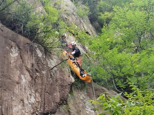 一市民登山时发生意外，山东青岛红十字搜救队15名队员历时两个半小时救援