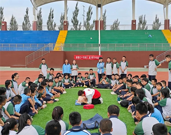 朔州市红十字应急救护师资走进市实验中学为学生们上“开学第一课”