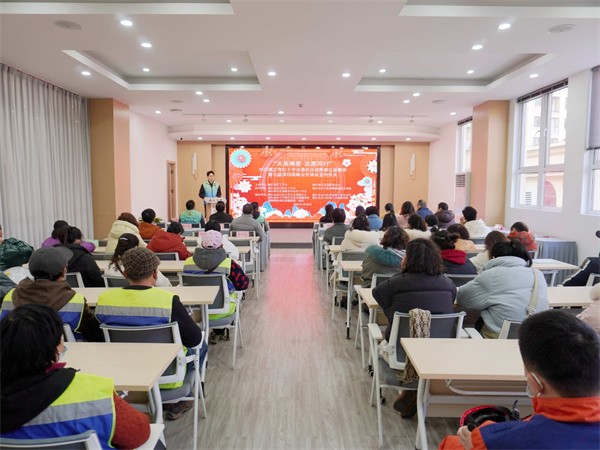 “大美博爱，志愿同行” 2025镇江市红十字会进社区新春公益集市举行