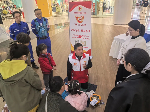 济南市中区红十字会“急救移动集市”首场活动走进欧亚大观，为市民送上“急救大餐”