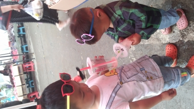 帮助两个年幼的孩子的父亲